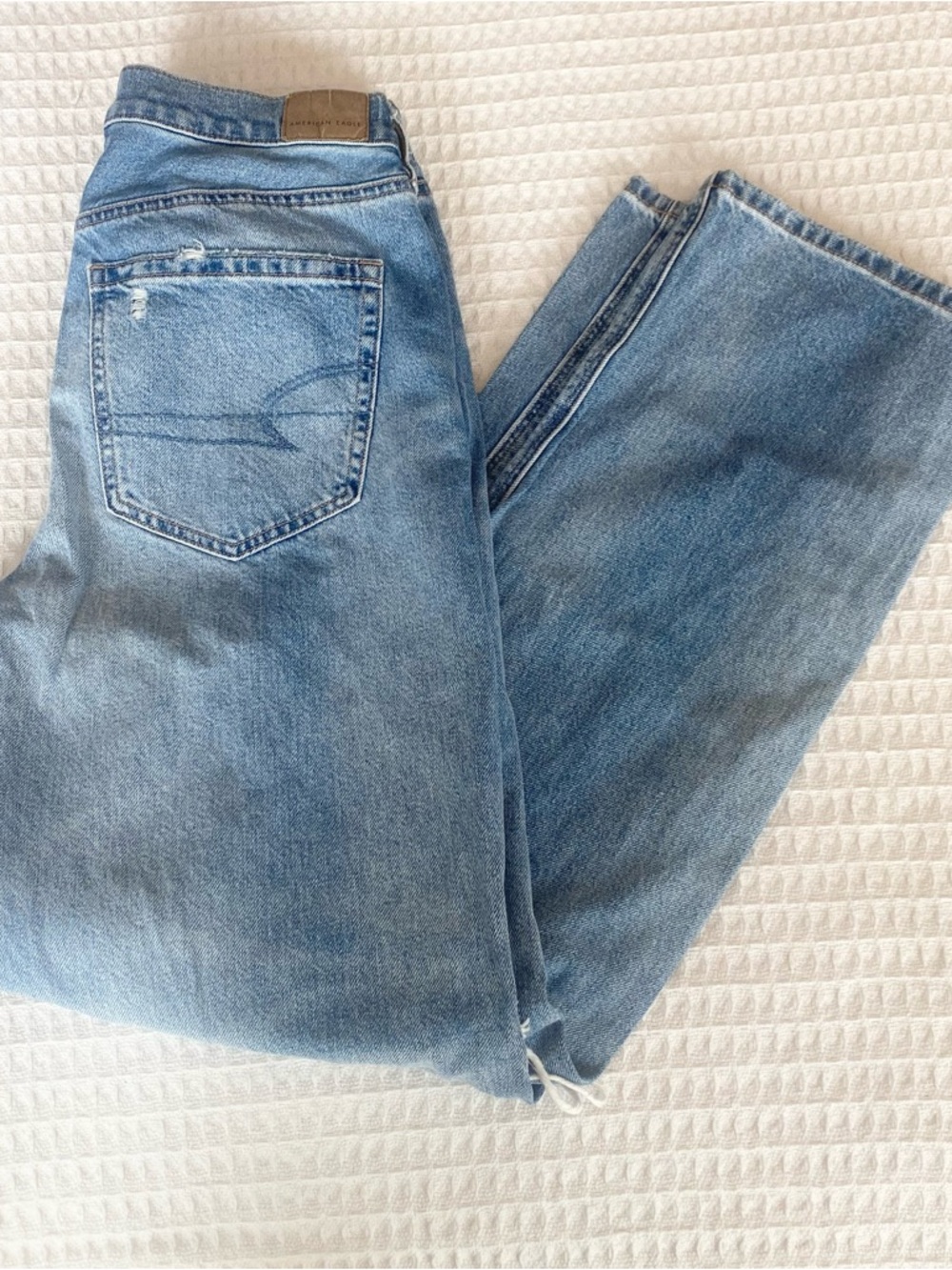 American Eagle distressed light wash low rise baggy jeans size 6